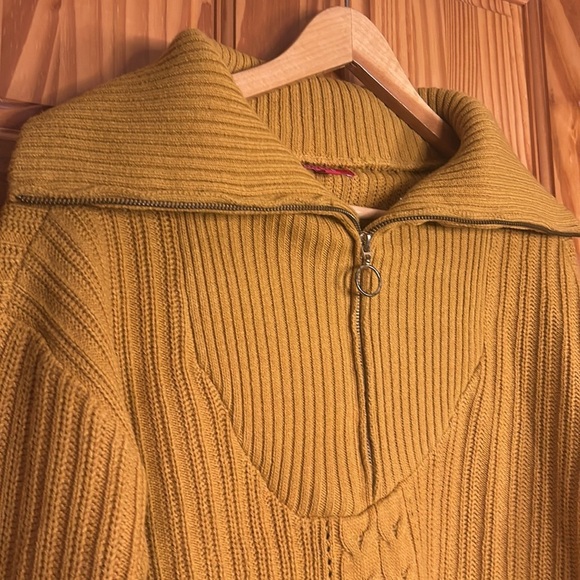 Guess knit sweater. Women size large. Excellent condition. - Picture 2 of 6